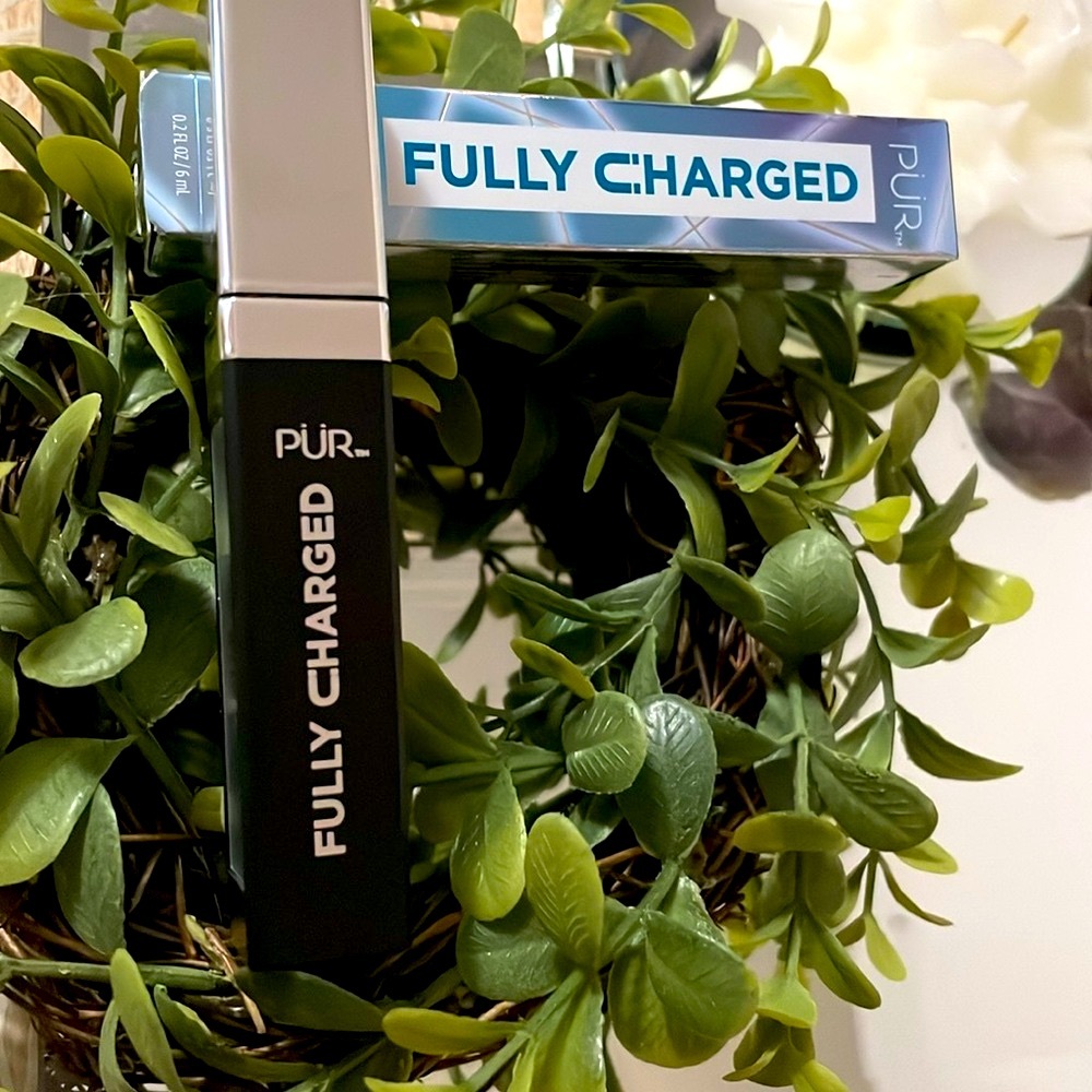 🖤FULLY CHARGED®️AGE DEFYING THICKENING BLACK MASCARA🖤